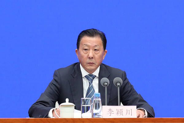 多特官方：恩梅查臀部伤情恶化 2023年提前报销多特官方宣布，23岁德国中场恩梅查臀部受伤，今年年底之前都无法出场比赛。